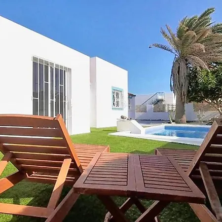 With Pool And Private Access To The فيلة